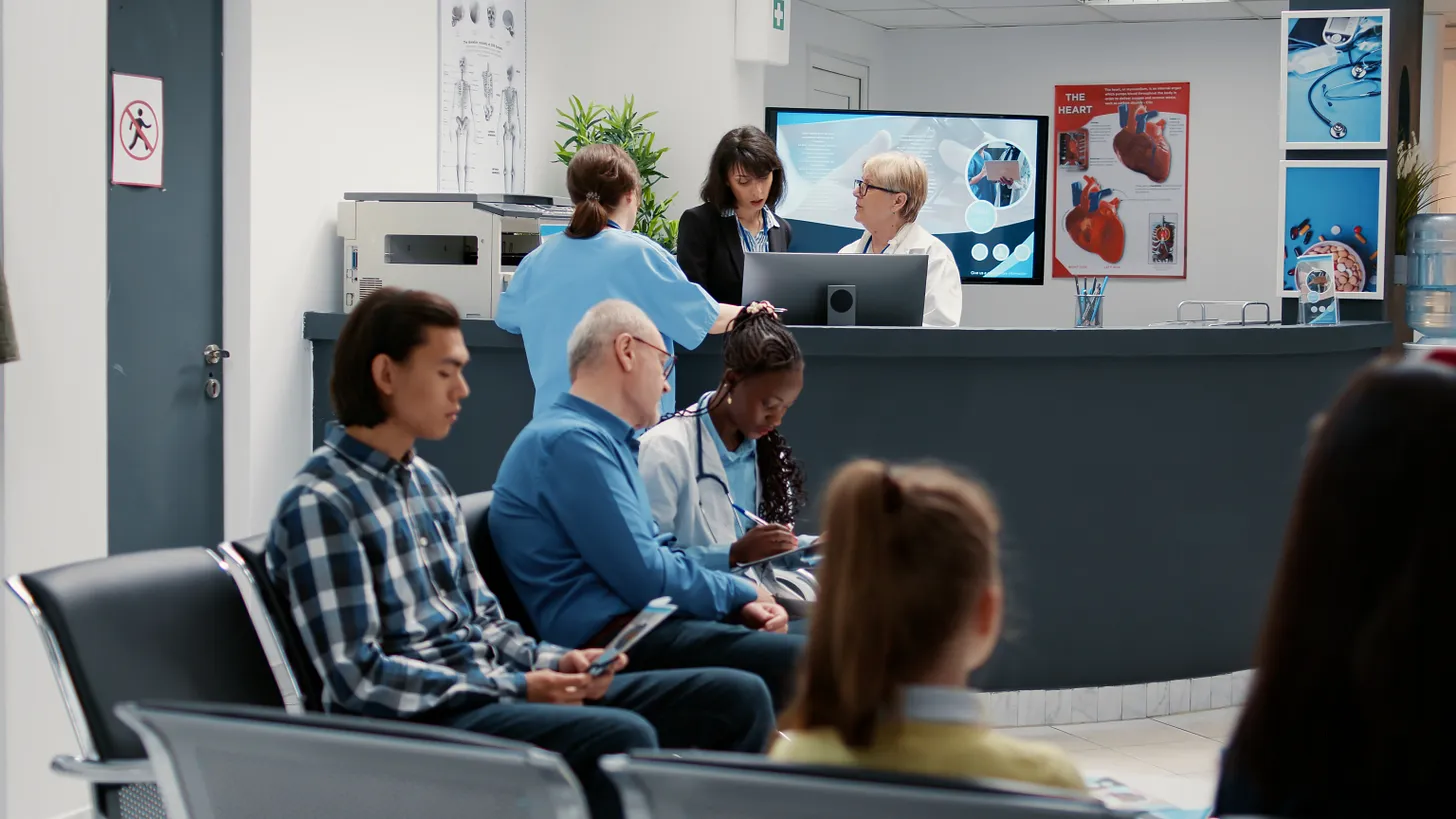 Sala d'attesa di un centro medico affollata: rappresentazione delle sfide del call center sanitario e della necessità di soluzioni tecnologiche