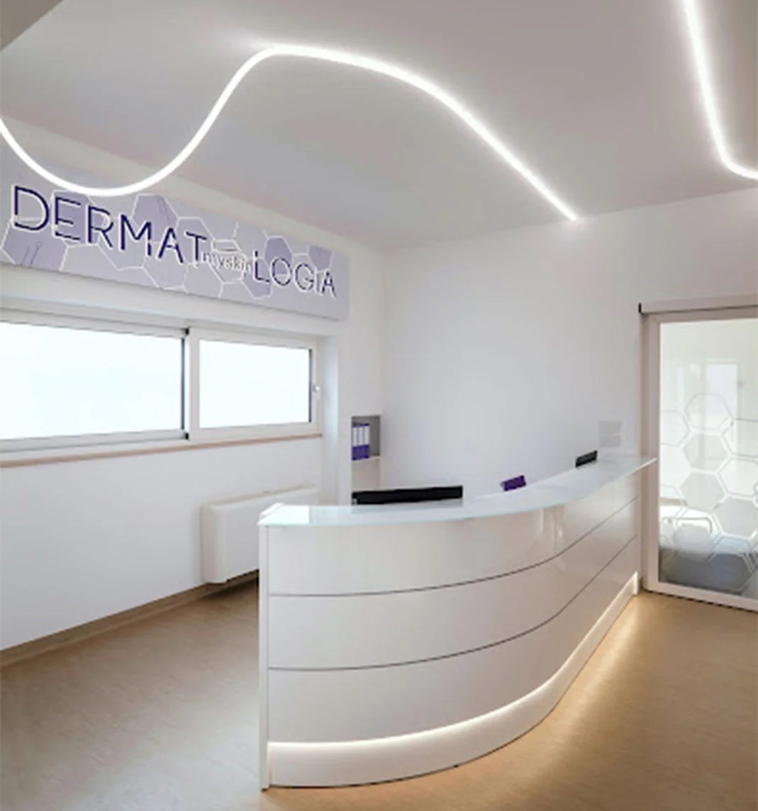 Reception del Centro Dermatologia MySkin a Tiggiano (Lecce), con bancone illuminato e insegna DERMATOLOGIA mySkin