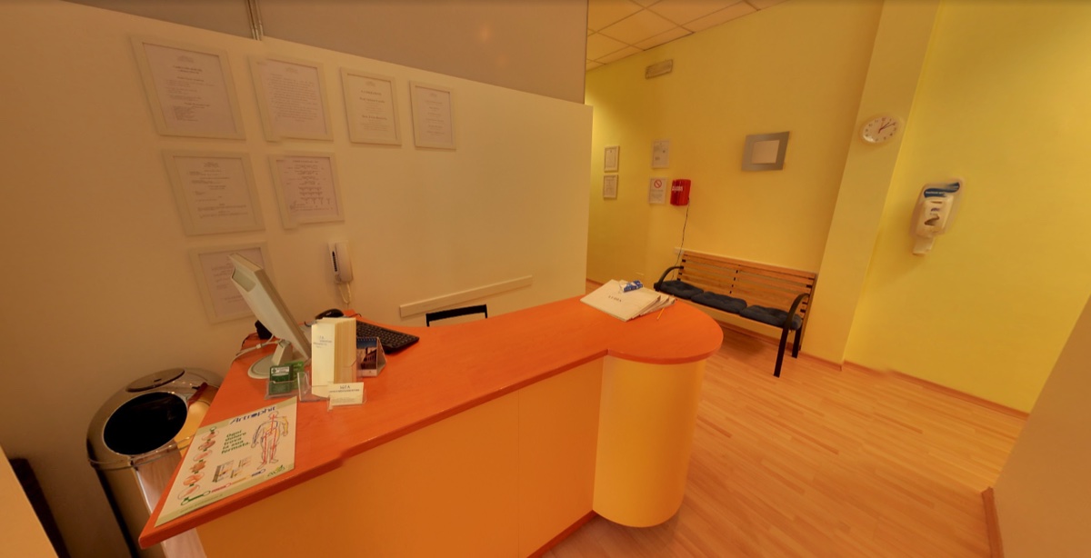 Reception del Centro Medico Fisioterapico IGEA a Bressanvido (Vicenza), con bancone e area d'attesa